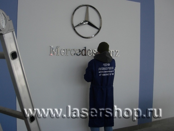 монтаж металлических букв и логотипа Mercedes-Benz